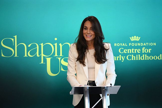 kate middleton smiles as she delivers speech at shaping us business forum