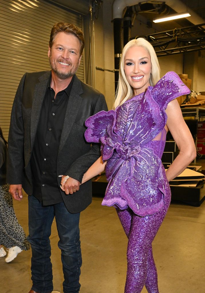 gwen stefani blake shelton holding hands