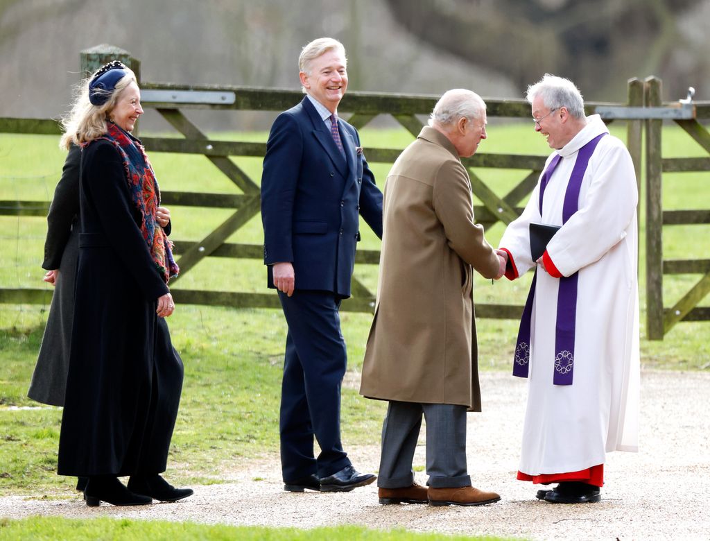 Le roi Charles serrant la main du ministre accompagné de son secrétaire particulier Sir Clive Alderton à l'extérieur