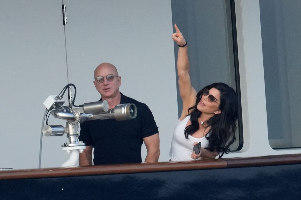 Lauren Sanchez entertains Jeff Bezos on the yacht