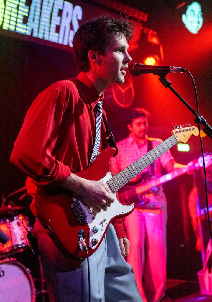 Harper Beckham envoie un message public rare à son frère Cruz au milieu d'une étape importante dans sa carrière 2 Cruz Beckham de Cruz Beckham & The Breakers se produit lors de la première nuit de la tournée Time For Your Love à Birmingham