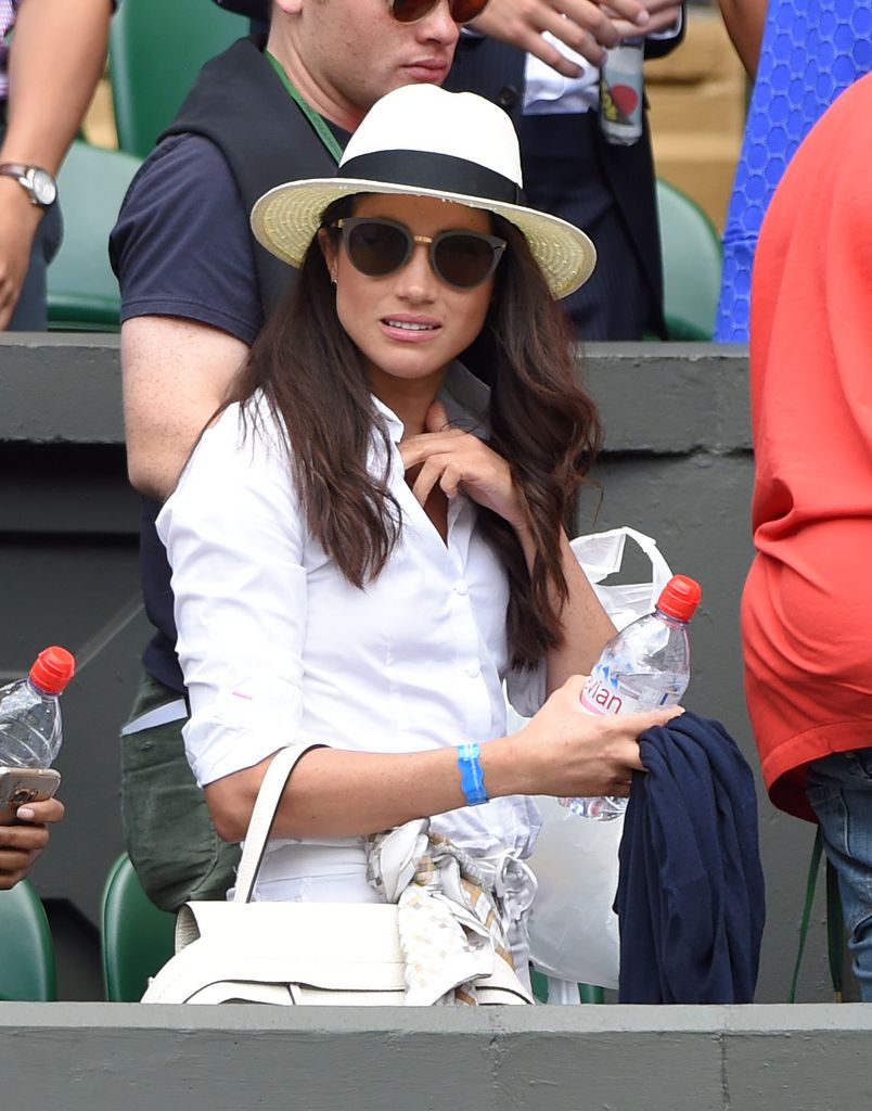 Meghan com uma camisa branca em Wimbledon em 2016