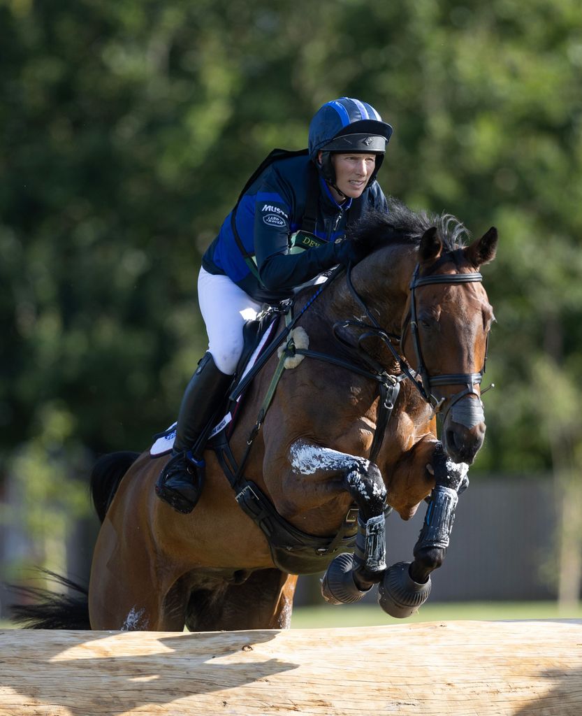 Zara Tindall superou os obstáculos com facilidade no Hartpury International Horse Trials,