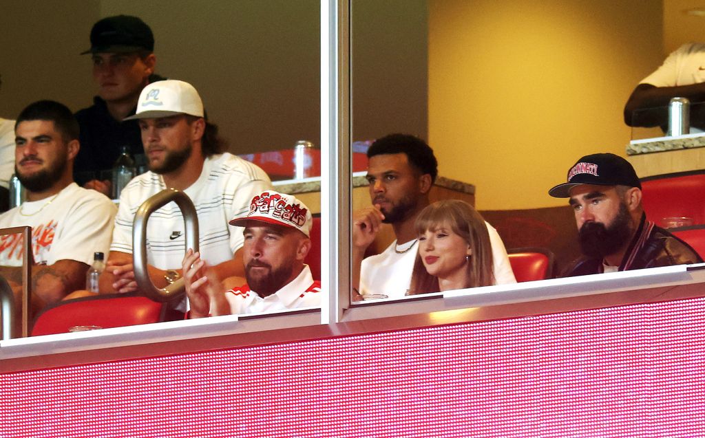 taylor swift travis kelce sitting in arrowhead stadium