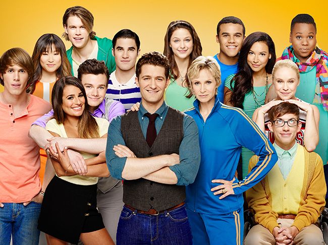 Cast of Glee pose for official photo