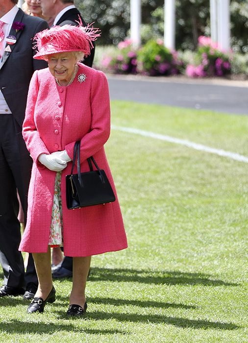 the queen in pink at ascot