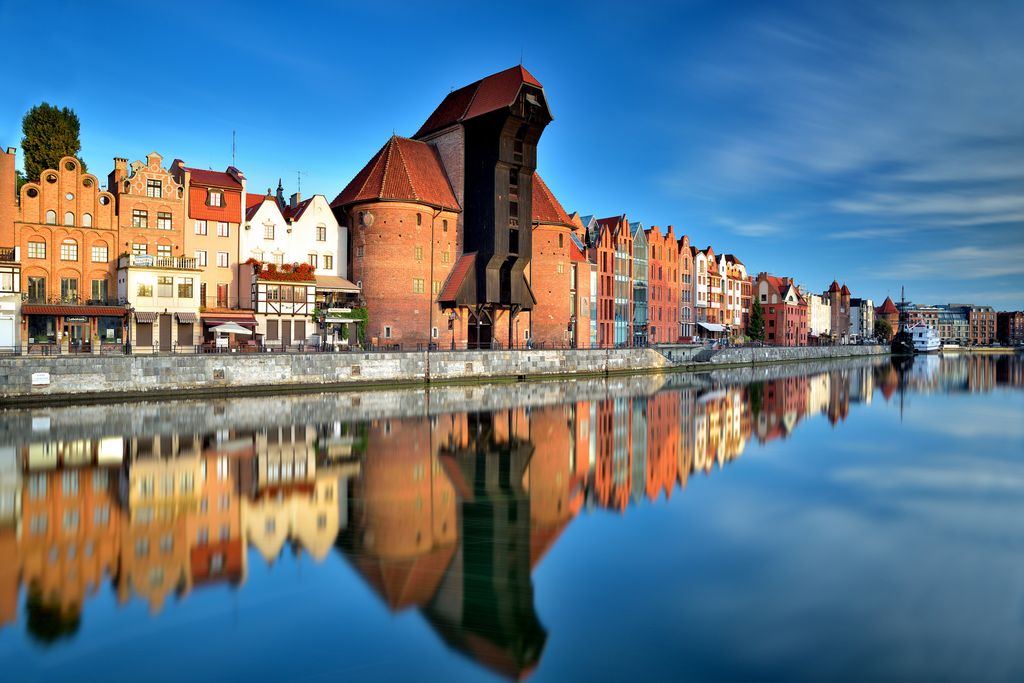 Old historical houses and famous Old Crane (Stary Zuraw) along the Motlawa River in Gdansk (Danzig), Poland.