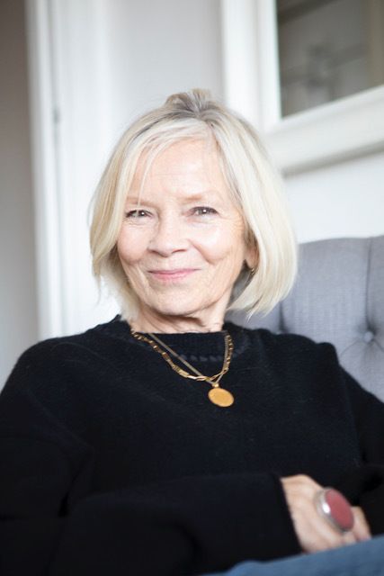 Je suis célibataire, égoïste et plus heureux que jamais à 70 3 Souriant une femme plus âgée en haut noir avec un bob