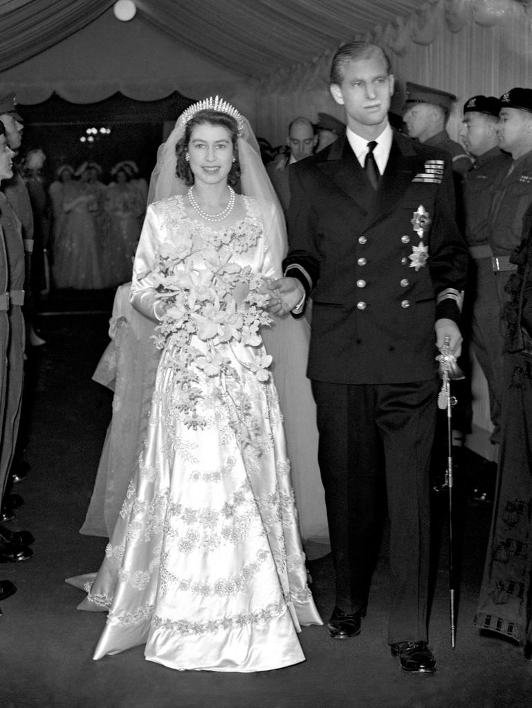 La reine Elizabeth II et son mari le prince Philip, duc d'Édimbourg, quittent l'abbaye de Westminster après la cérémonie de mariage