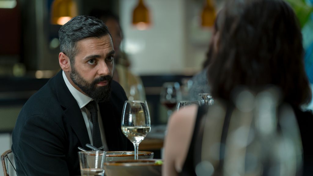 Nom du drame criminel en 6 parties de Channel 4 de Channel 4: Annika sonne digne de la binge 3 homme assis à la table du restaurant
