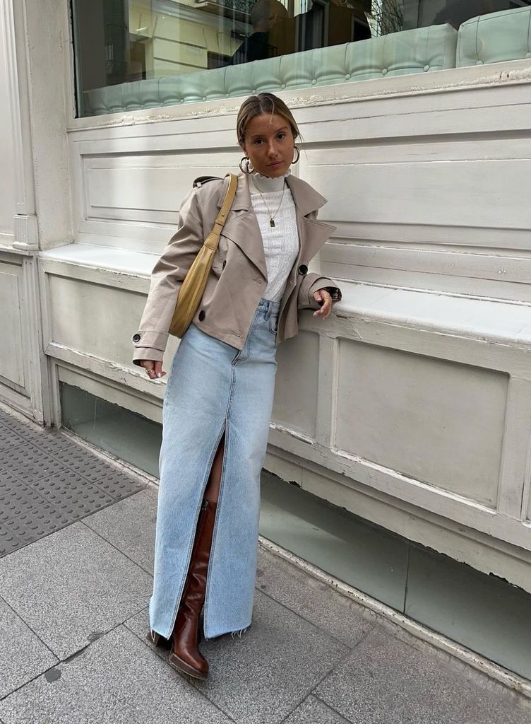 @nuriablanco3 pairs her denim skirt with leather boots and a cropped trench