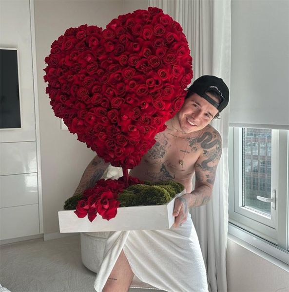 Brooklyn Peltz Beckham carrying roses in the shape of a heart