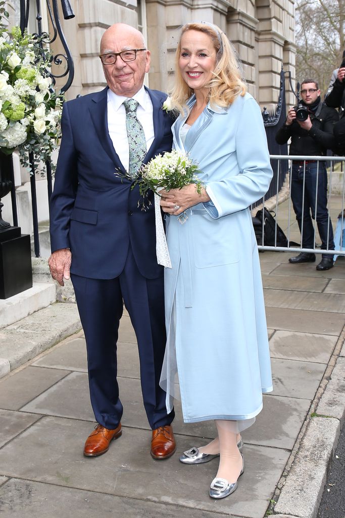 Chegando à Spencer House com Rupert Murdoch para sua recepção de casamento em 2016, usando um vestido de seda azul-claro e casaco combinando. 