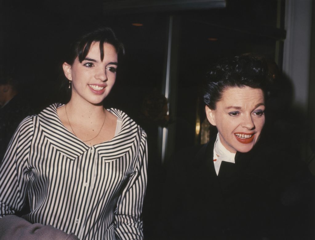 Judy Garland avec sa fille adolescente Liza Minnelli lors d'un événement vers 1965