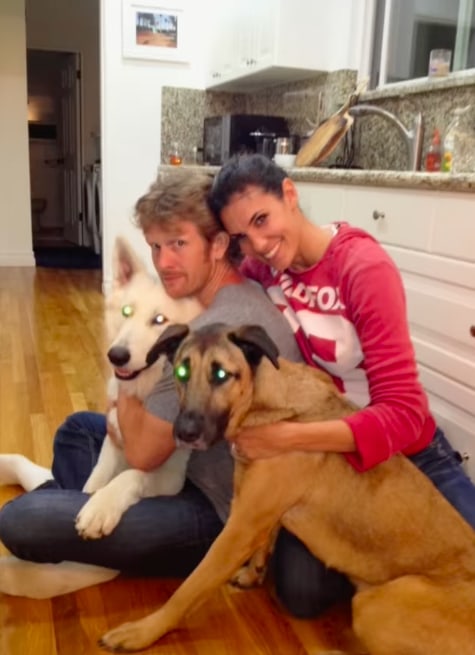 Photo shared by Daniela Ruah announcing her do Roxy's death, in which she is pictured with her husband David Paul Olsen