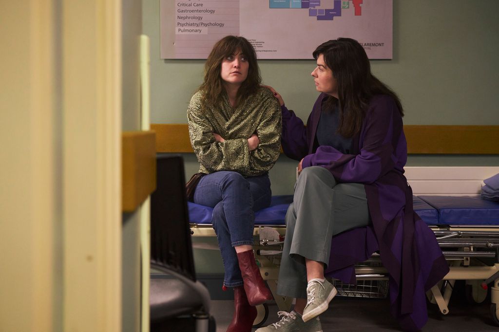 Stefanie Preissner parle du fardeau « barbare » de la maternité dans le nouveau drame de la BBC The Walsh Sisters – exclusif 2 deux femmes assises dans la salle d'attente de l'hôpital