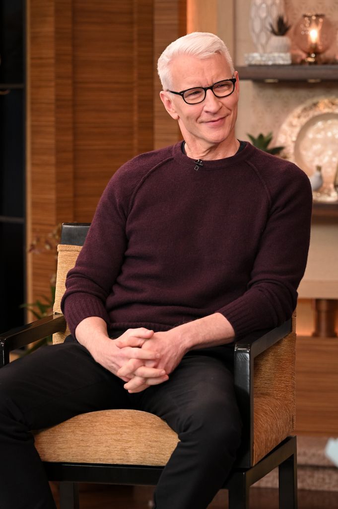 Exclusif : à la sortie d'Anderson Cooper, un expert de 60 Minutes qualifie la décision de CBS de "démolition contrôlée" 1 Anderson Cooper assis