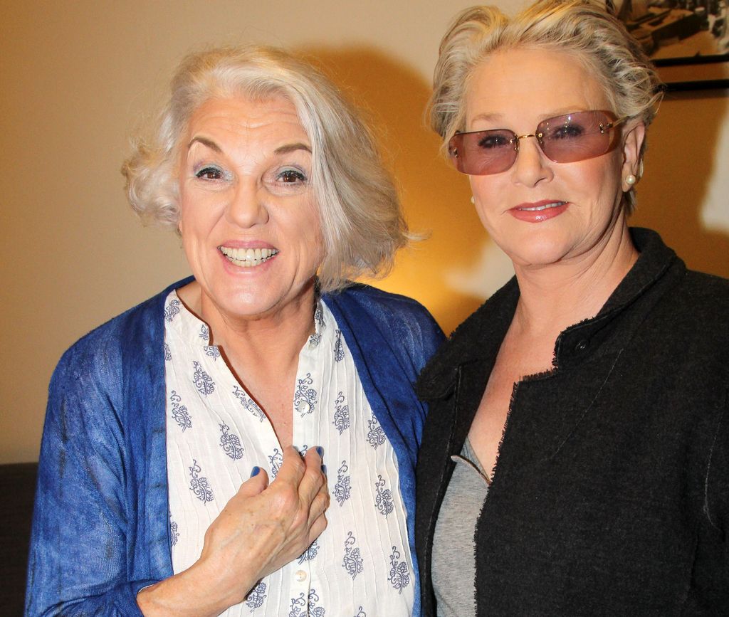 Les stars de Cagney & Lacey sont complètement différentes aujourd'hui 5 Tyne Daly et Sharon Gless dans les coulisses de Broadway