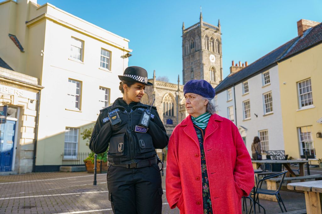Neha Fendon (MANDIP GILL), Debbie Fendon (DAWN FRENCH)