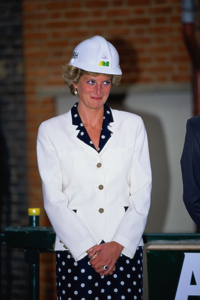La robe à pois de Lady Kitty Spencer est une copie carbone du look emblématique de la princesse Diana 2 La princesse Diana (1961 - 1997) portant un costume Paul Costelloe et un casque lors d'une cérémonie de remontée du Royal Marsden Hospital, Londres, juin 1990.