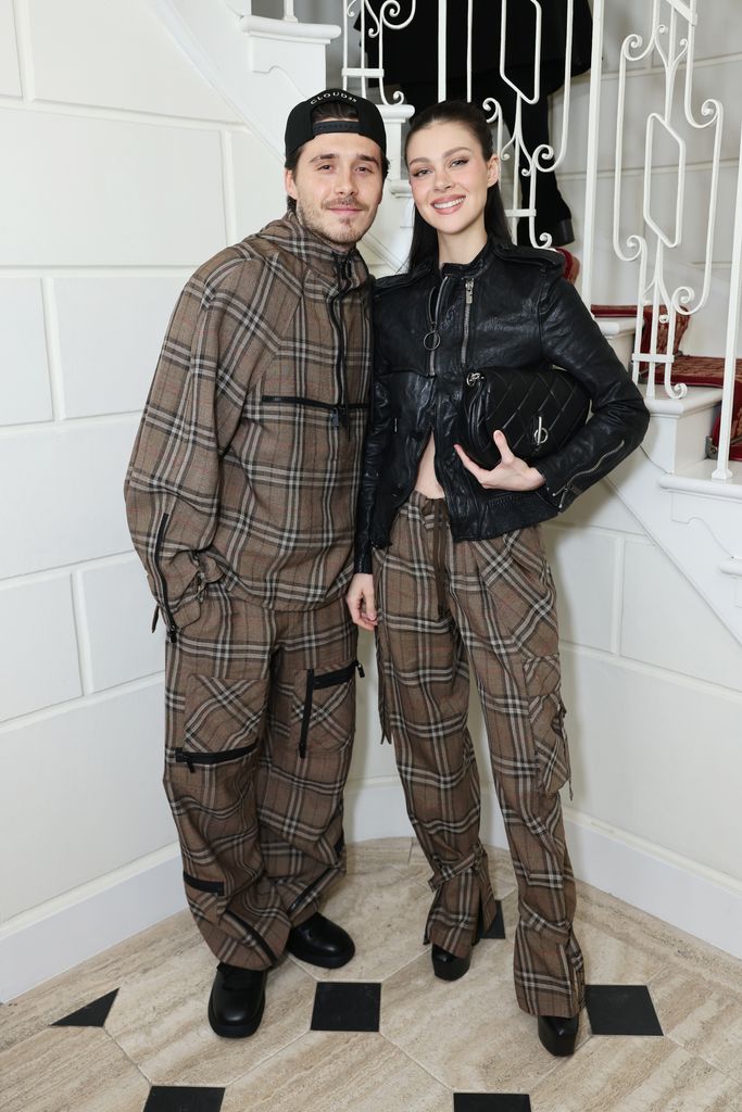 couple posant à la fête après la semaine de la mode 