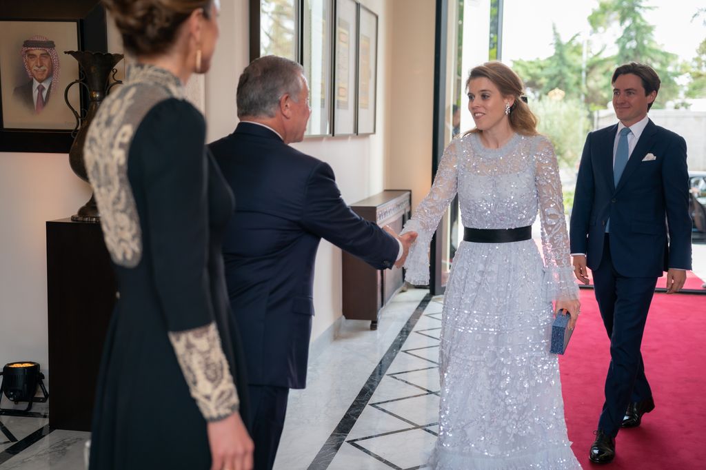 Princess Beatrice and Edoardo Mapelli Mozzi shaking hands with King Abdullah and Queen Rania