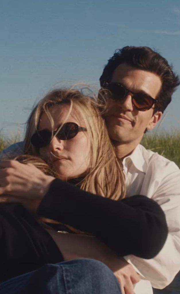 Je suis obsédée par les tenues des années 90 de Carolyn Bessette-Kennedy dans Disney's Love Story – voici comment les copier 10 Carolyn Bessette portant des lunettes de soleil - jouée par Sarah Pidgeon dans Love Story : John F. Kennedy Jr. et Carolyn Bessette