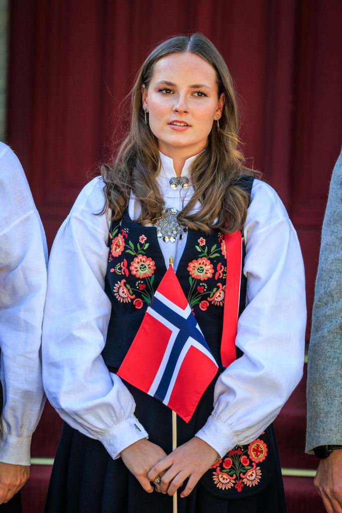 Princesa Ingrid Alexandra em vestido cerimonial