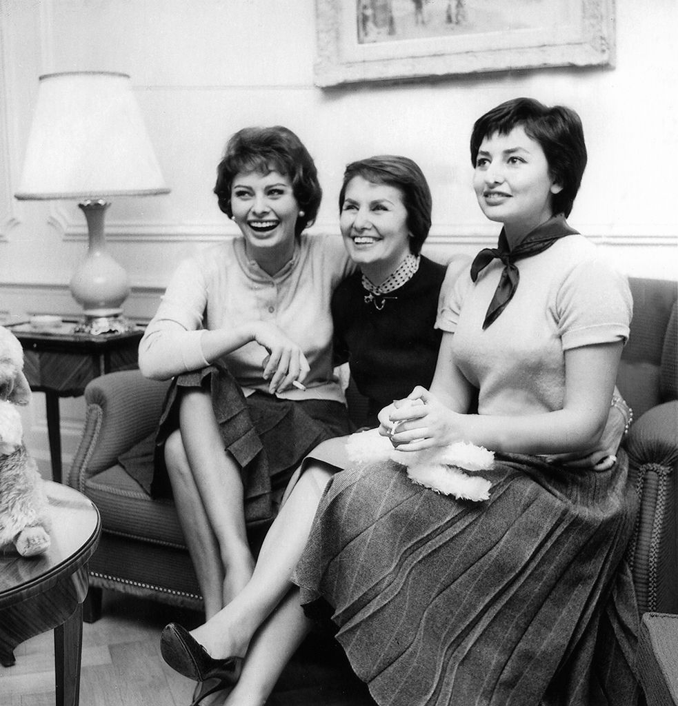 Sophia Loren with her mother Romilda Scicolone (m.) and her sister Maria Scicolone 