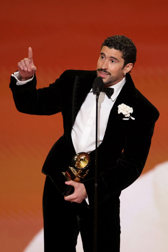 Bad Bunny porte le premier look masculin personnalisé de Schiaparelli