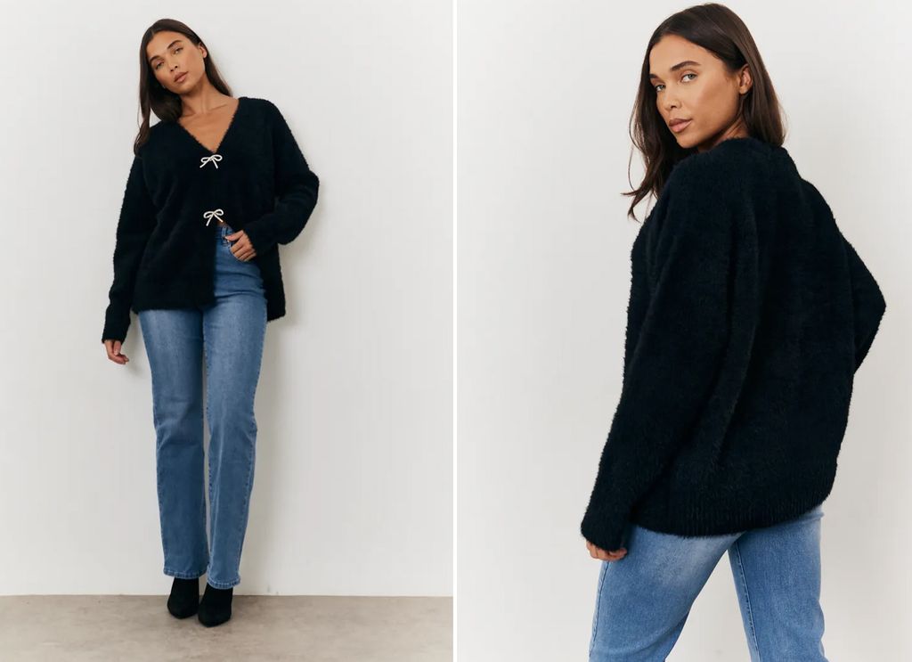 A modelo veste o cardigan de malha fofa com detalhes de laço da Stacey Solomon's In the Style