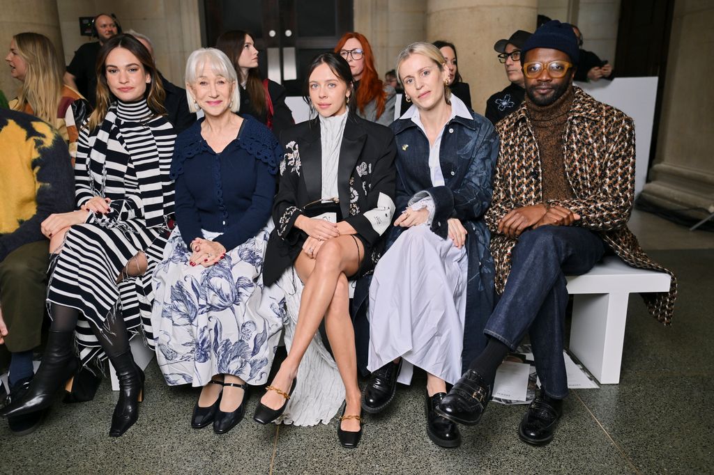 Lily James est une illusion d'optique dans un look moulant inattendu 2 Lily James, Dame Helen Mirren, Bel Powley, Denise Gough et Omari Douglas assistent au spectacle Erdem