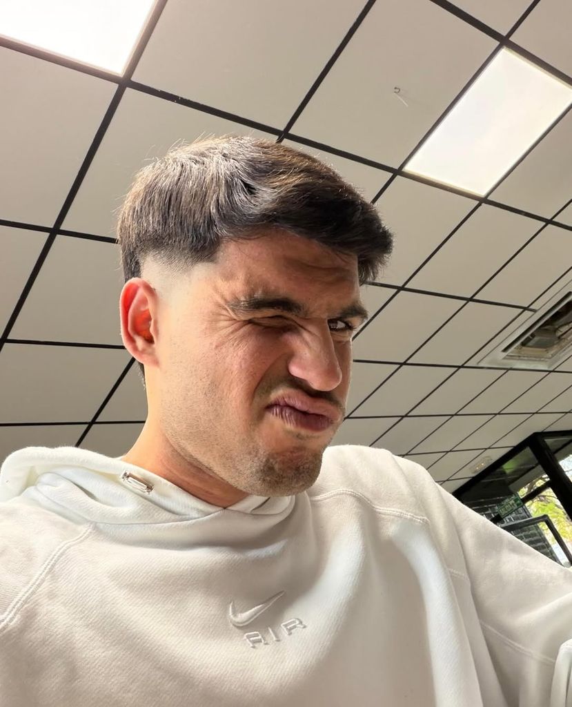 Carlos Alcaraz lance une nouvelle coiffure « mulet » avant le tournoi d'Indian Wells alors que les fans sont divisés par ce look surprenant 1 Coiffure mulet de Carlos Alcaraz