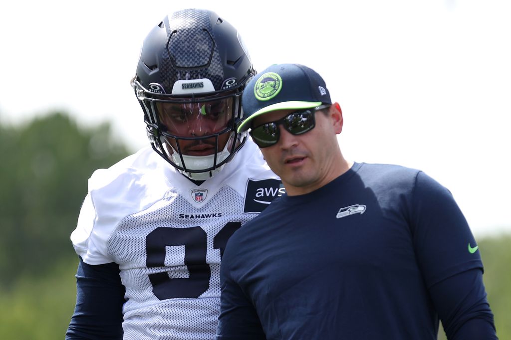 Byron Murphy II #91 des Seahawks de Seattle s'entretient avec l'entraîneur-chef Mike Macdonald lors du minicamp des recrues des Seahawks de Seattle au Virginia Mason Athletic Center le 3 mai 2024 à Renton, Washington. (Photo de Steph Chambers/Getty Images)