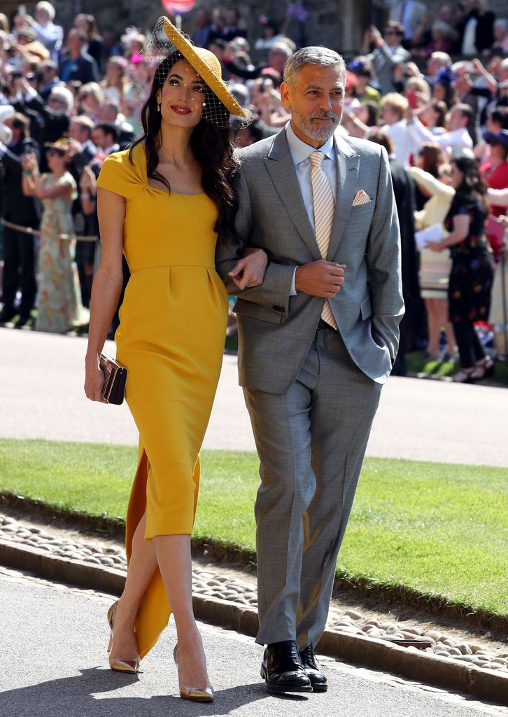 Amarelo é certamente a cor de Amal - e o visual nos lembrou do design icônico de Stella McCartney que colocou a cor canário de volta no mapa