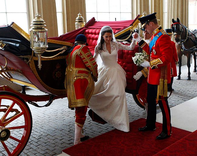 kate middleton getting out of wedding carriage