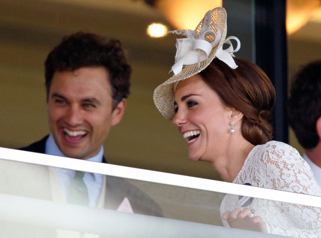 homas van Straubenzee e Catherine, Duquesa de Cambridge assistem às corridas enquanto participam do segundo dia do Royal Ascot no Hipódromo de Ascot em 15 de junho de 2016 