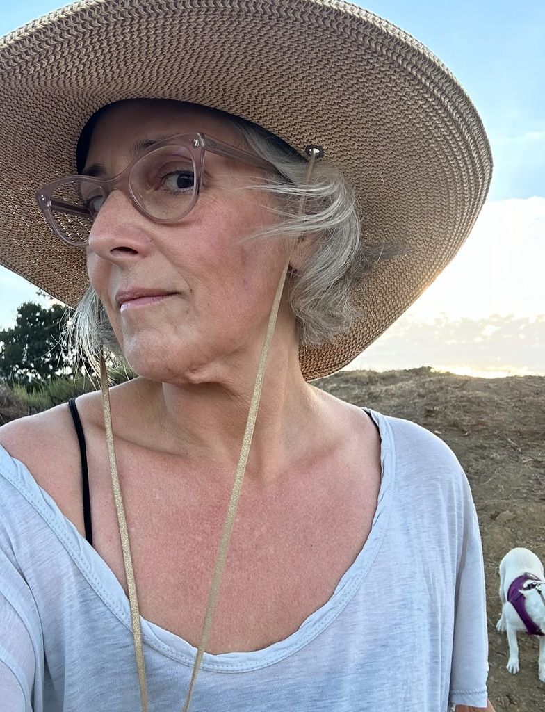 ricki lake wearing hat