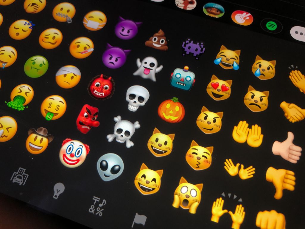 Différents emojis sont indiqués sur une tablette