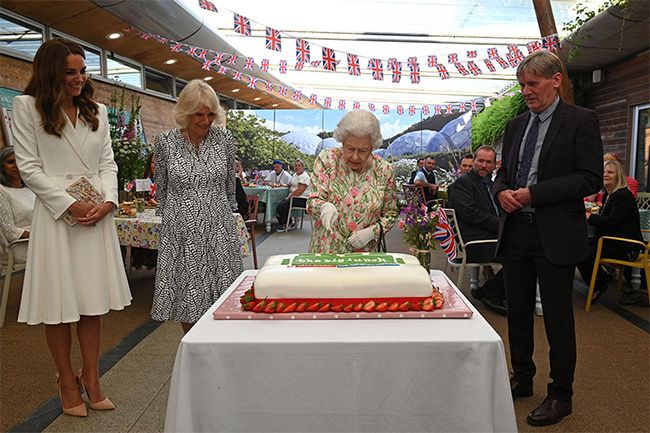 kate middleton and duchess of cornwall cake