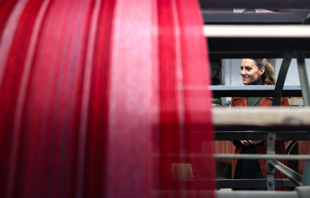 La princesse de Galles lors d'une visite à Melin Tregwynt, une filature de laine tissant des motifs gallois traditionnels dans une vallée boisée isolée sur la côte du Pembrokeshire