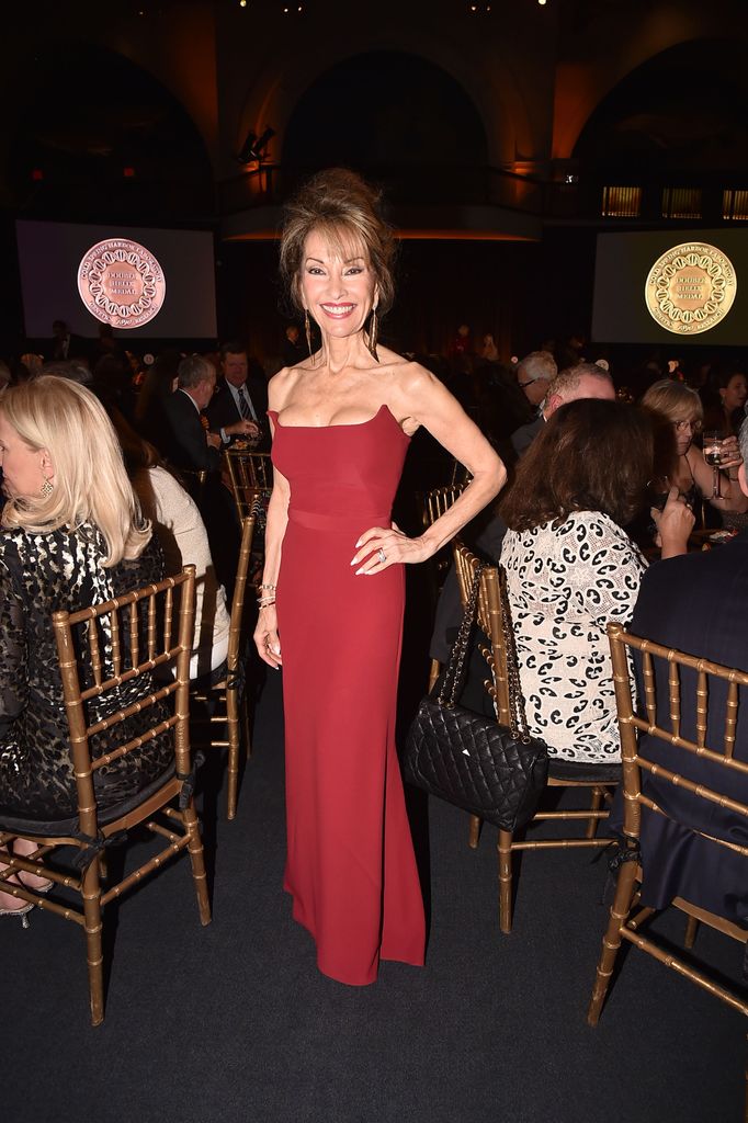 Susan Lucci dengan gaun merah