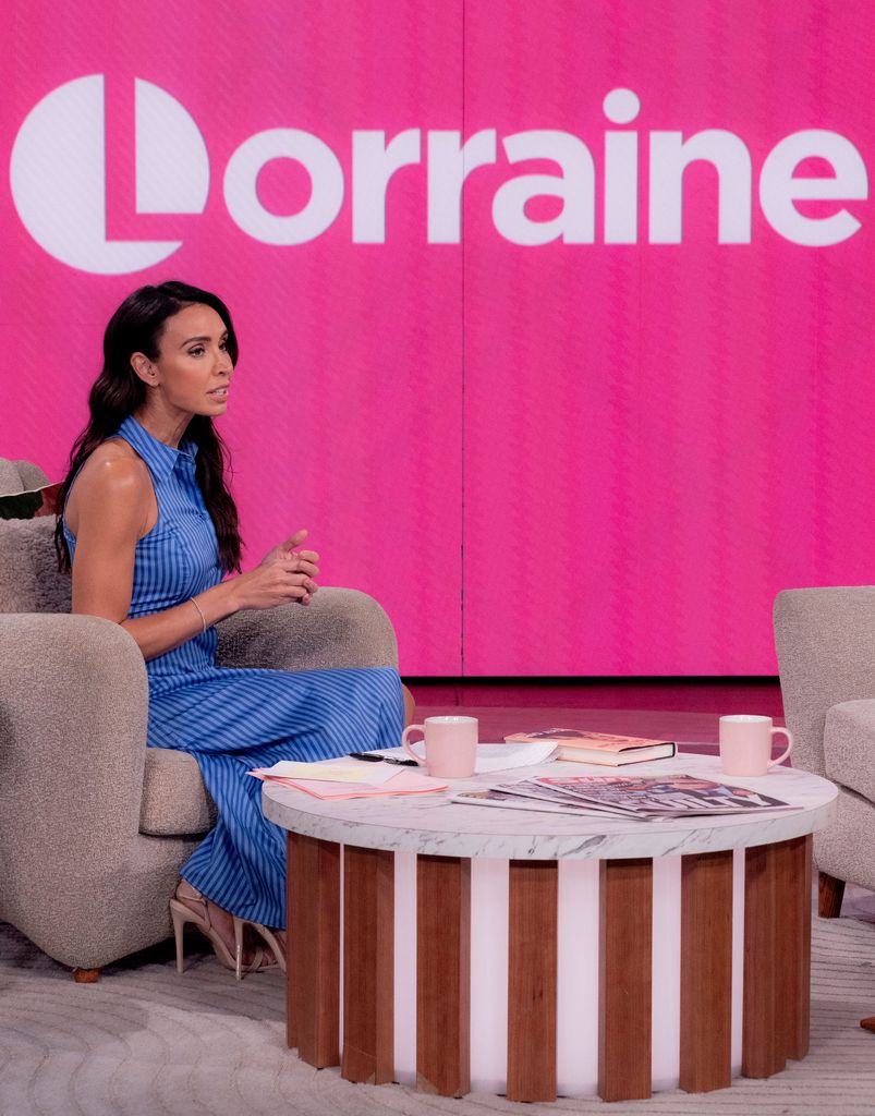 christine lampard em vestido camisa listrada em lorraine 