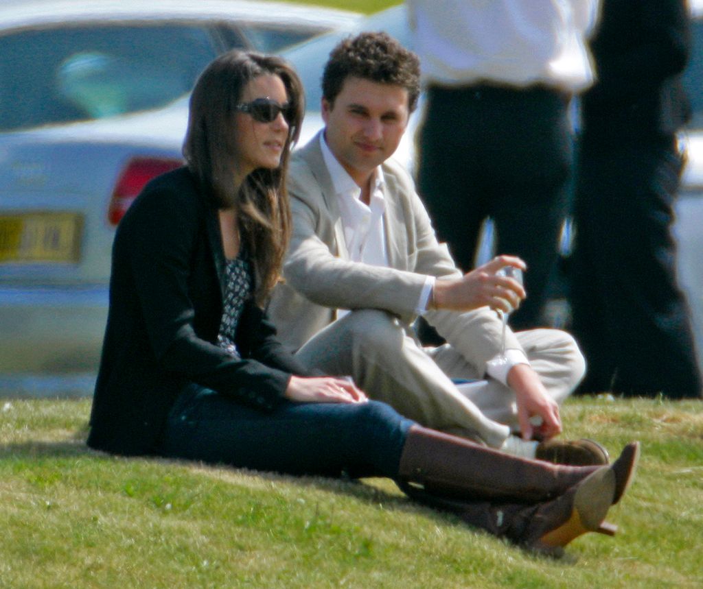 Kate Middleton e Thomas van Straubenzee assistem ao príncipe William jogar na partida beneficente de polo Audi Polo Challenge no Coworth Park Polo Club em 10 de maio de 2009 em Ascot, Inglaterra.