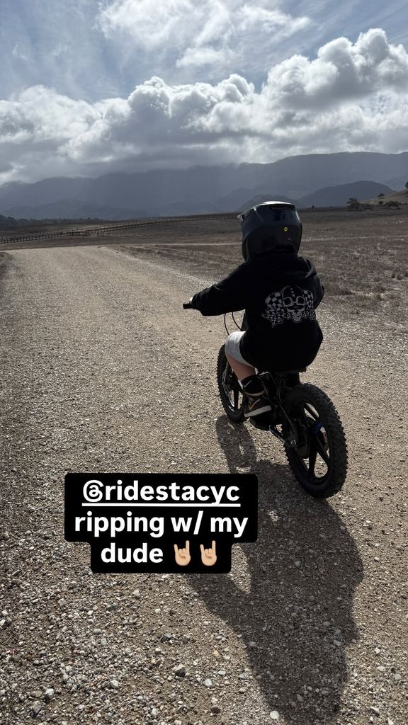 Le fils de Pink et Carey Hart, Jameson, a capturé à rouler son vélo BMX par son père, partagé sur Instagram