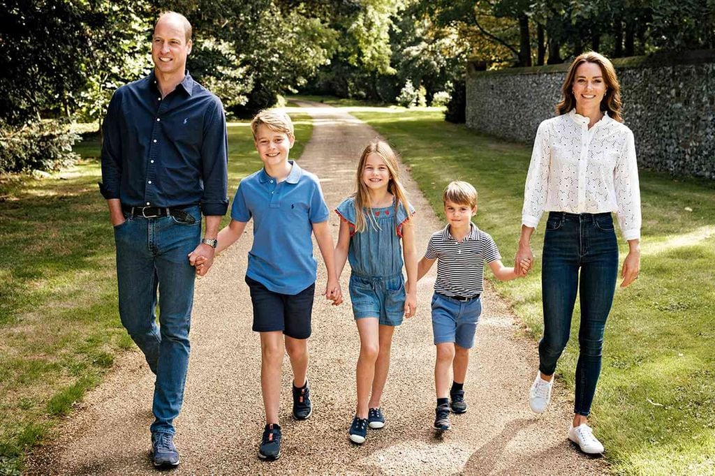 Prince William and Kate walking with their children Prince George, Princess Charlotte and Prince Louis