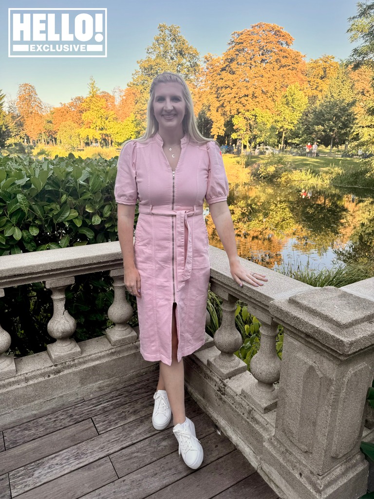 Rebecca Adlington posa com vestido rosa em jardins