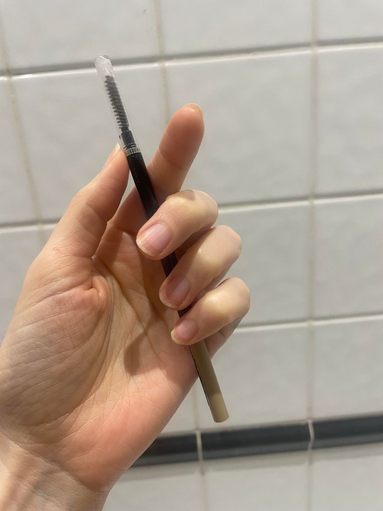 Cassie tenant le crayon à sourcils L'Oréal Paris 