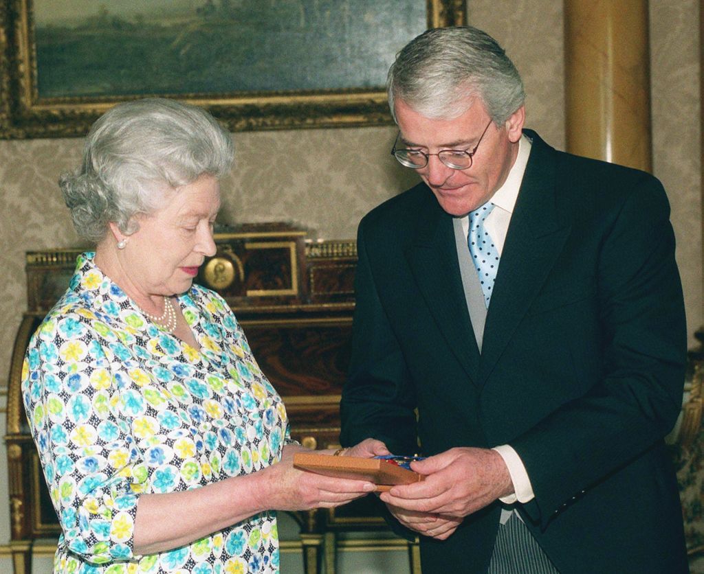Queen Elizabeth II and Prime Minister John Major 