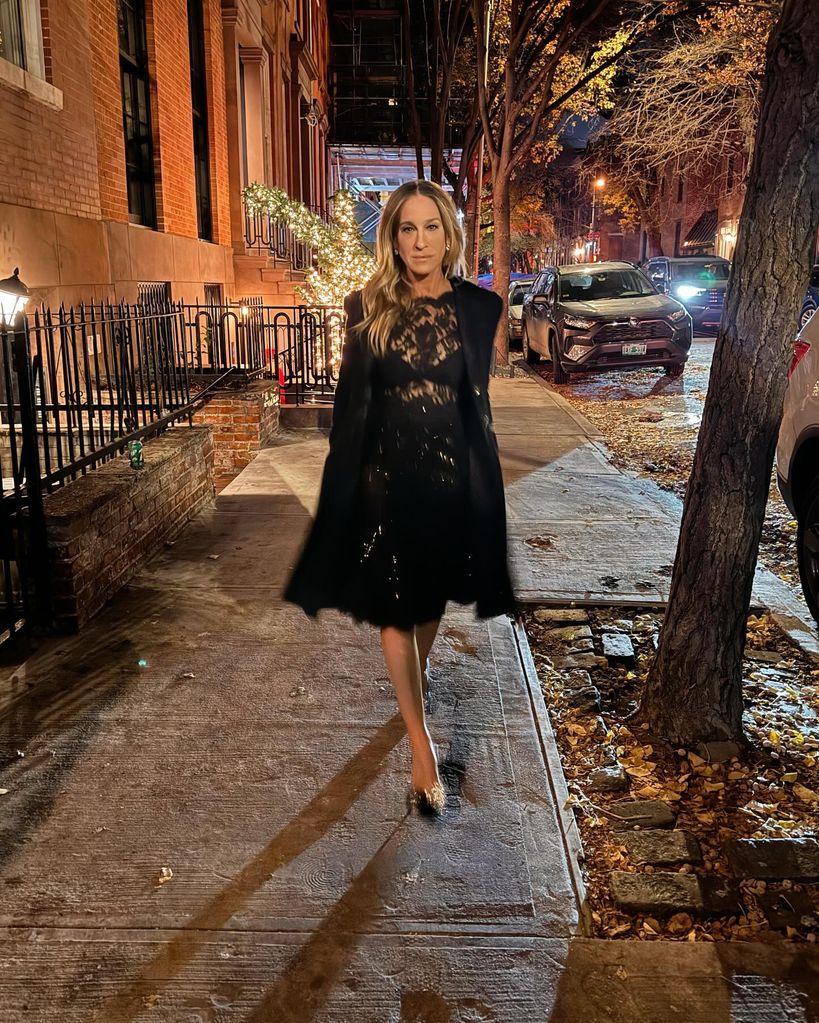 Sarah Jessica Parker anda por Nova York com um vestido preto 
